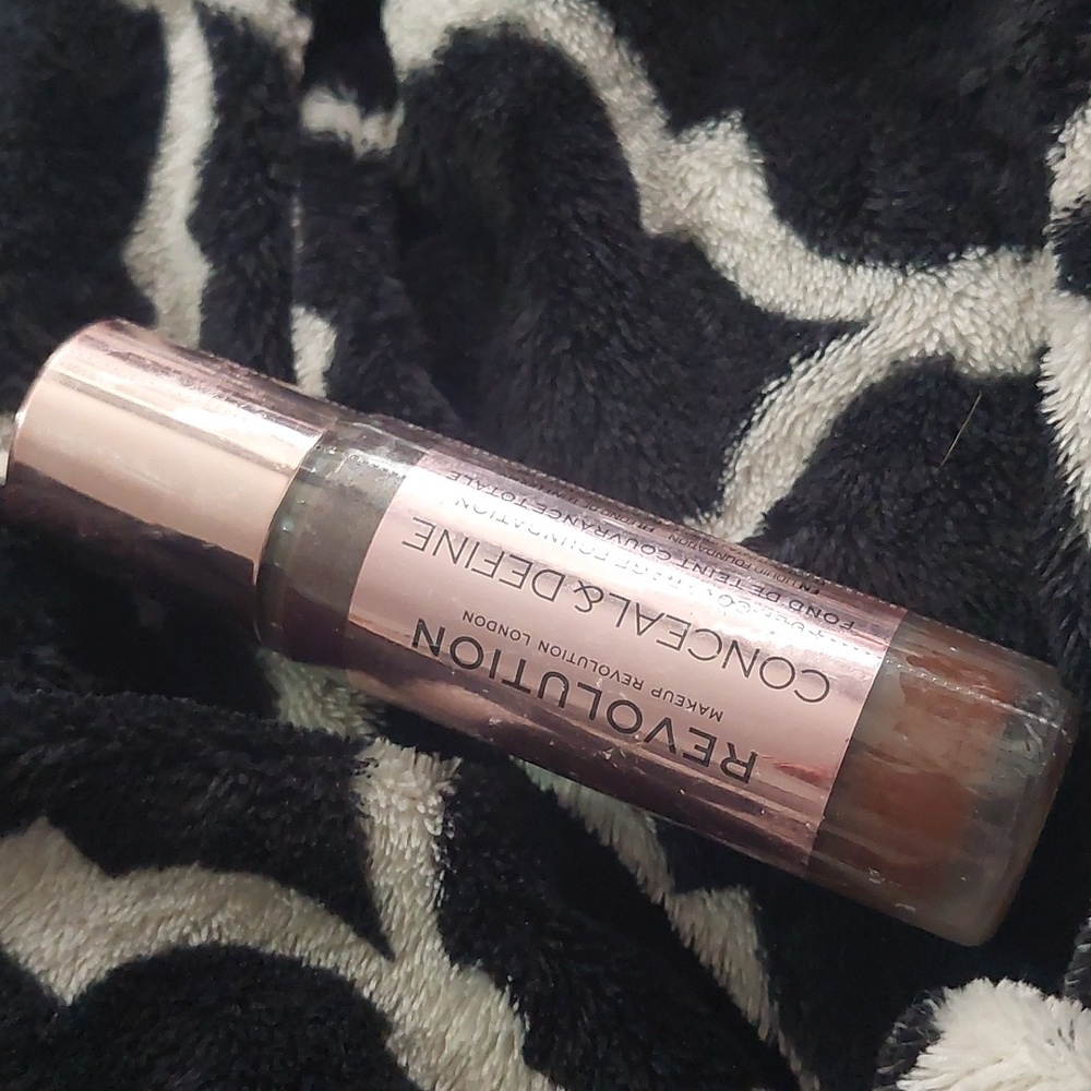 Makeup‎ Revolution foundation F18